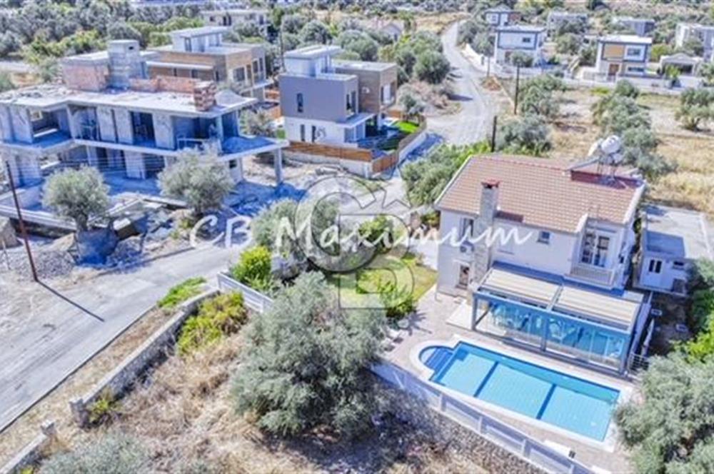 Kıbrıs Girne'de Geniş Bahçeli, Özel Yüzme Havuzlu, 5+1 Satılık Villa
