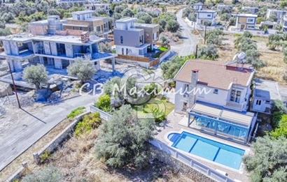 Kıbrıs Girne'de Geniş Bahçeli, Özel Yüzme Havuzlu, 5+1 Satılık Villa