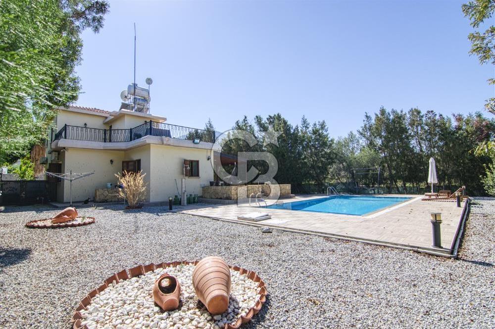 Kıbrıs Girne Ozanköy Bölgesinde 1560 m² Arsa İcerisinde Özel Yuzme Havuzlu 3+1 Satılık Villa