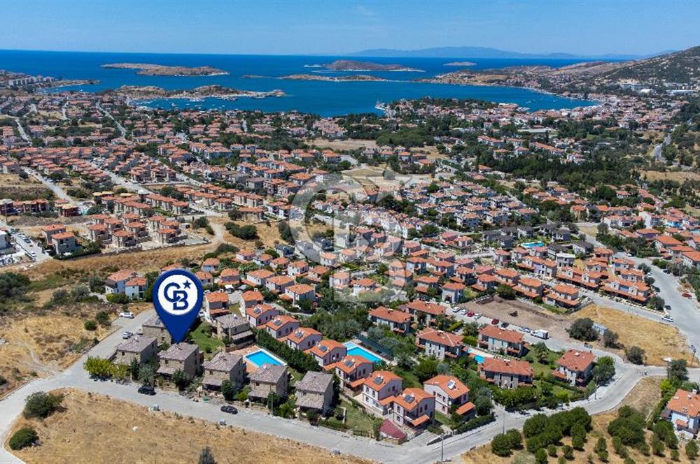 Foçada Havuzlu Site İçinde Satılık Tripleks Taş Villa