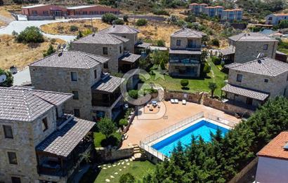 Foçada Havuzlu Site İçinde Satılık Tripleks Taş Villa