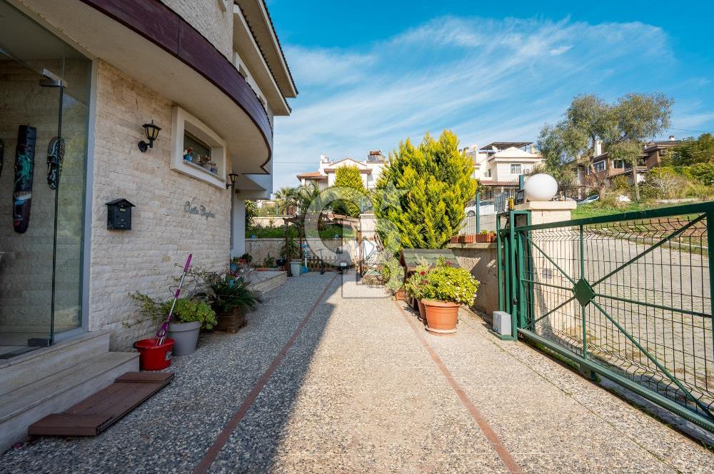İzmir Güzelbahçe Kahramandere'de Site İçinde 4+1 Satılık Villa