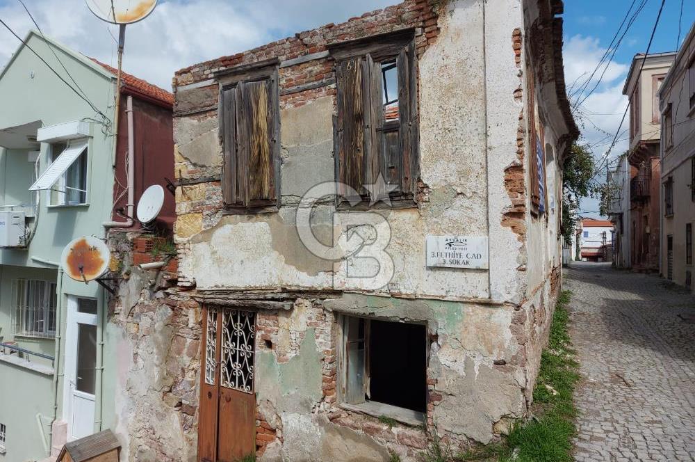 Ayvalık Sakarya'da Deniz Manzaralı Arsa + Eski Rum Evi