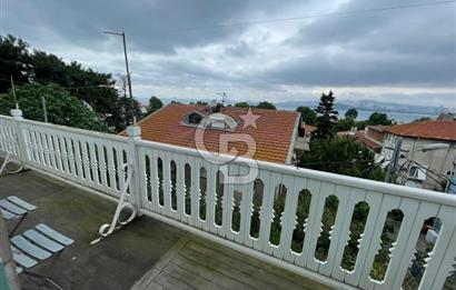 Büyükada'da deniz manzaralı bahçeli balkonlu eşyalı daire