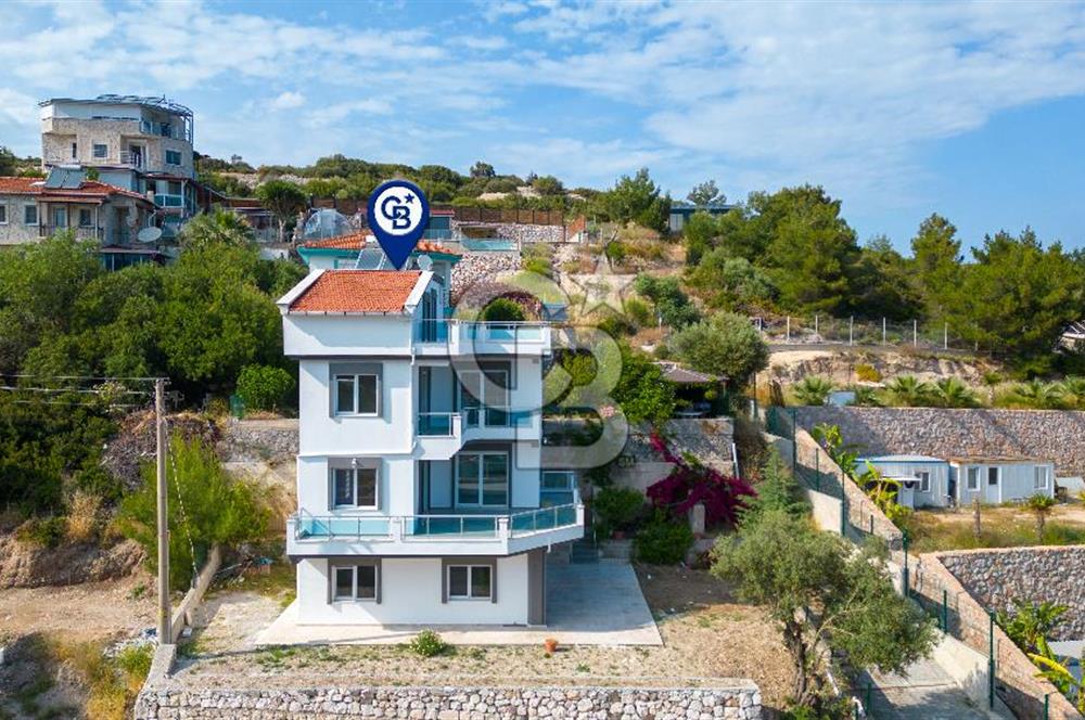 Karaburun Mordoğan Ayıbalığı'nda Deniz Manzaralı Villa