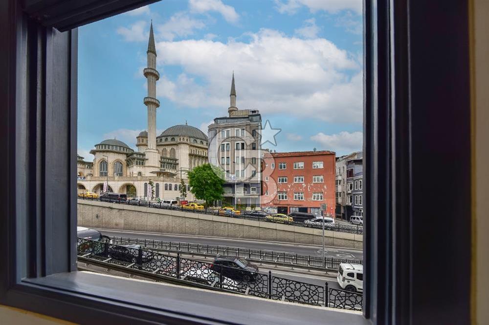 Taksim'de İş Yerine Uygun Yenilenmiş Komple Tarihi Bina