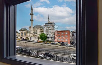Taksim'de İş Yerine Uygun Yenilenmiş Komple Tarihi Bina