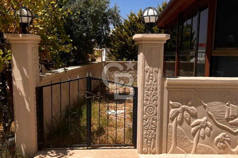Kuşadası Havuzlu Sitede Bahçeli Eşyalı Satılık Villa