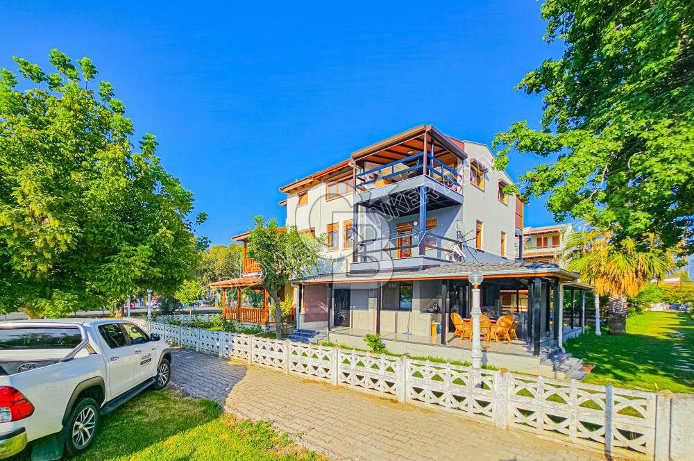 Kuşadası Davutlar'd Plaja İlk Sırada Satılık 4+1 Eşyalı Villa