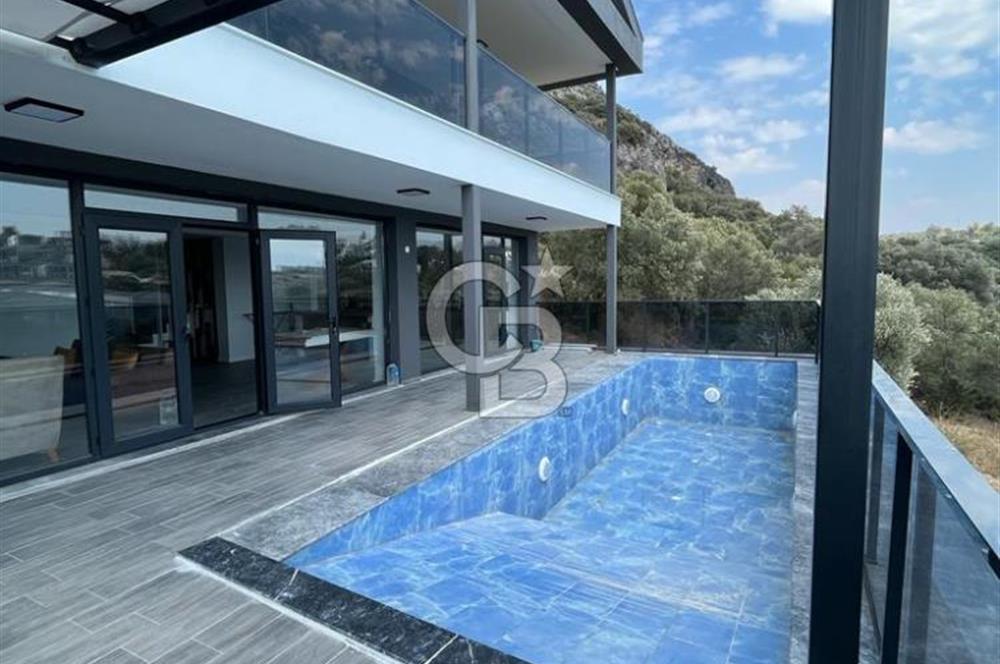 Kuşadası'nda Satılık 5+2 Deniz Manzaralı Köşe Havuzlu Villa 