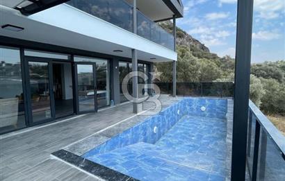 Kuşadası'nda Satılık 5+2 Deniz Manzaralı Köşe Havuzlu Villa 