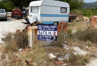 ÇANDARLI EGEMAVİKENT SİTESİNDE DENİZ MANZARALI SATILIK KÖŞE ARSA