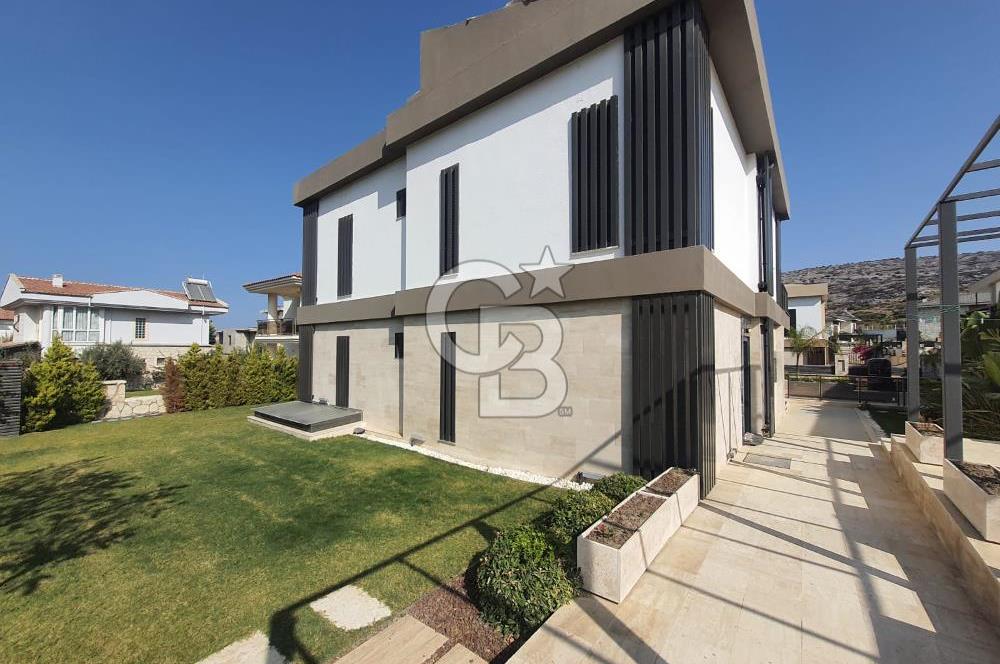 Cankat ÇEÇEN'den Çeşme Marina mevkii Musalla Mahallesi 7+1 / 614 m2 Sıfır Villa