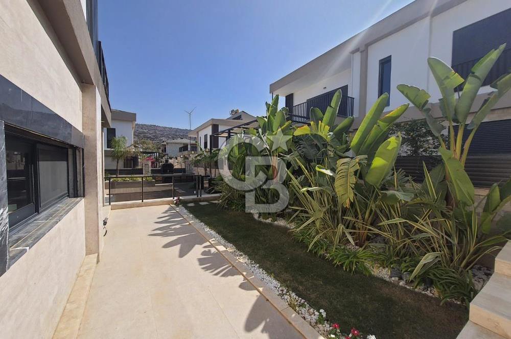 Cankat ÇEÇEN'den Çeşme Marina mevkii Musalla Mahallesi 7+1 / 614 m2 Sıfır Villa