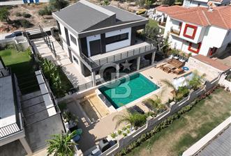 Cankat ÇEÇEN'den Çeşme Marina mevkii Musalla Mahallesi 7+1 / 614 m2 Sıfır Villa