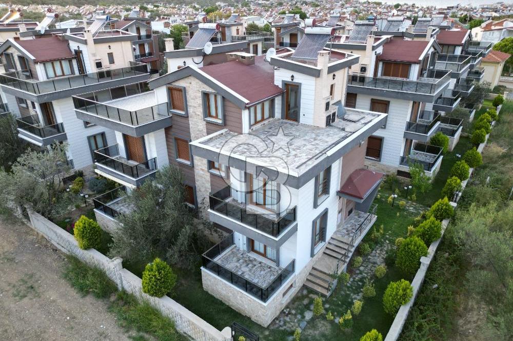 Burhaniye Pelitköy'de Havuzlu Sitede 5+1 Satılık Villa