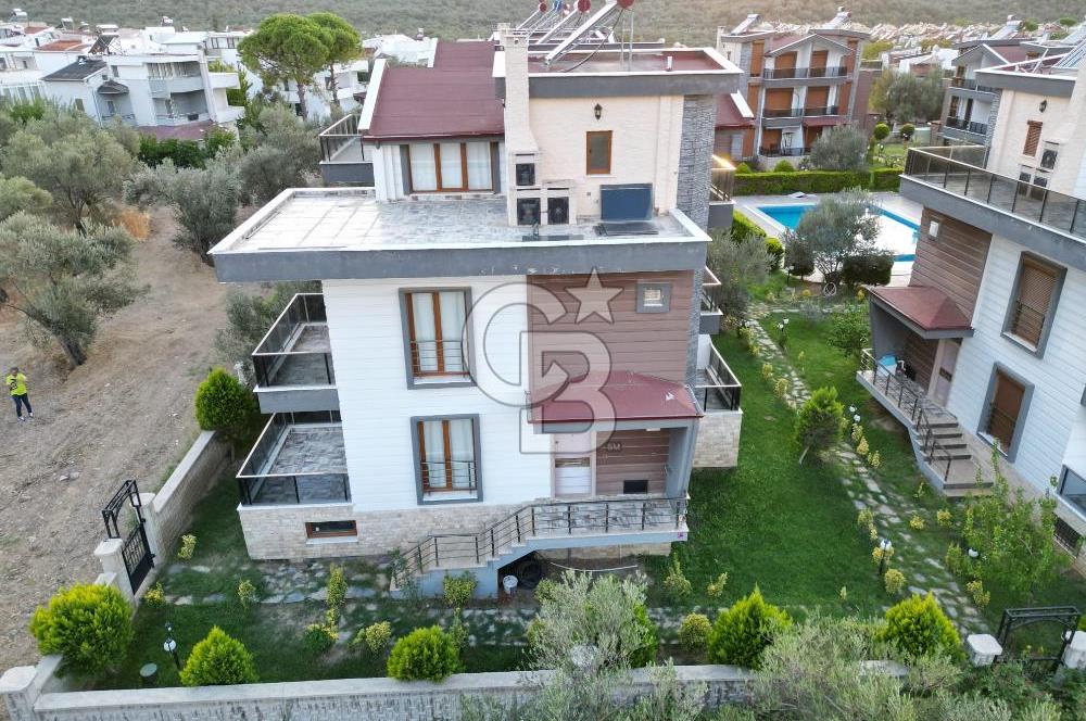 Burhaniye Pelitköy'de Havuzlu Sitede 5+1 Satılık Villa