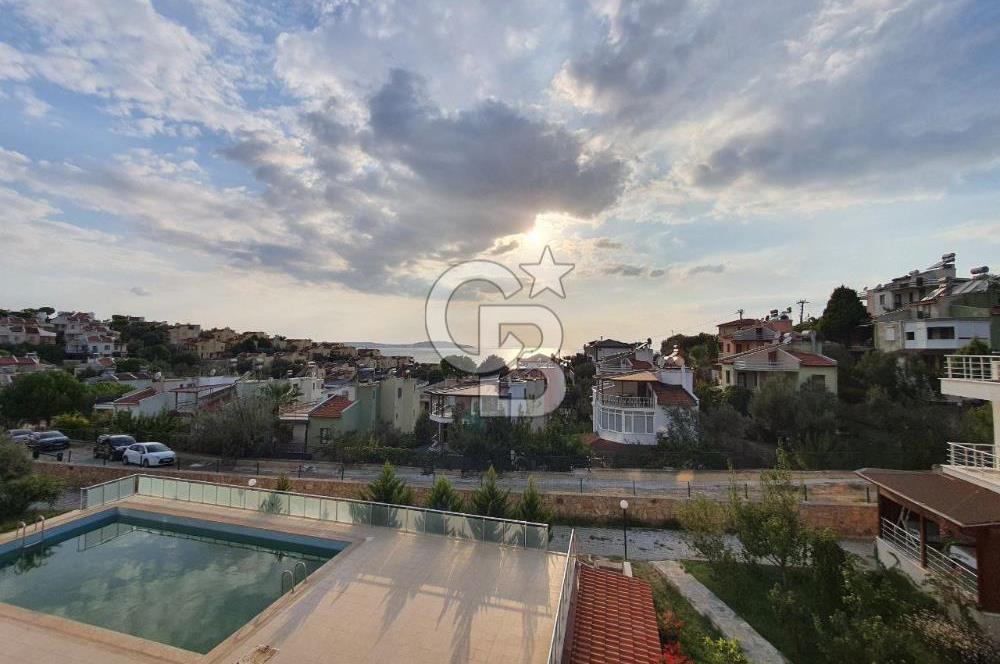 Burhaniye Pelitköy'de Denize 150 M. Havuzlu 3+1 Satılık Villa