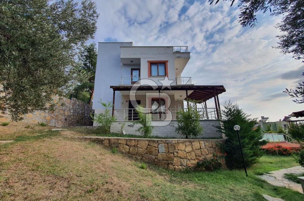 Burhaniye Pelitköy'de Denize 150 M. Havuzlu 3+1 Satılık Villa