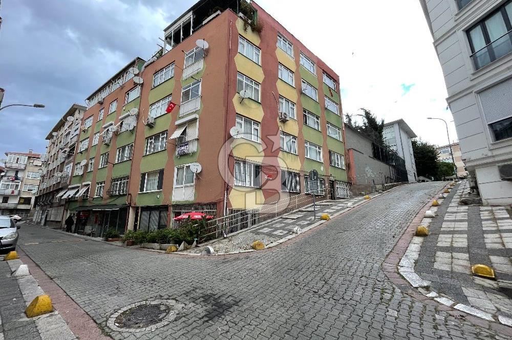 Kadıköy İkbaliye' de sakin sokakta 75 m2 2+1 Arakat köşe Daire.