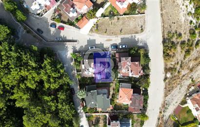 İzmir Urla'da Satılık Havuzlu Sitede Deniz ve Orman Manzaralı Villa