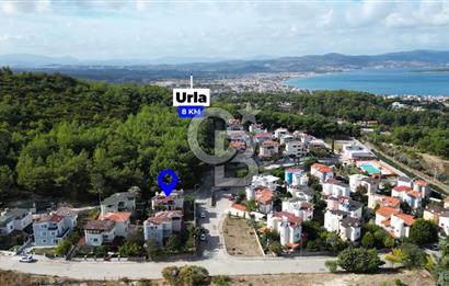 İzmir Urla'da Satılık Havuzlu Sitede Deniz ve Orman Manzaralı Villa