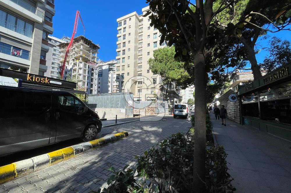 Caddebostan Barlar Sokağı Ön Kullanımlı Bacalı Kiralık Dükkan