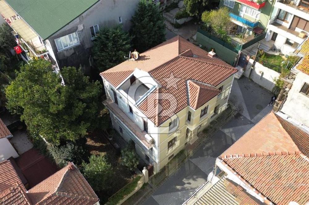 SARIYER BÜYÜKDERE'DE DENİZ MANZARALI  KENDİNE AİT GENİŞ BAHÇESİ OLAN 3.5 KATLI MÜSTAKİL BİNA