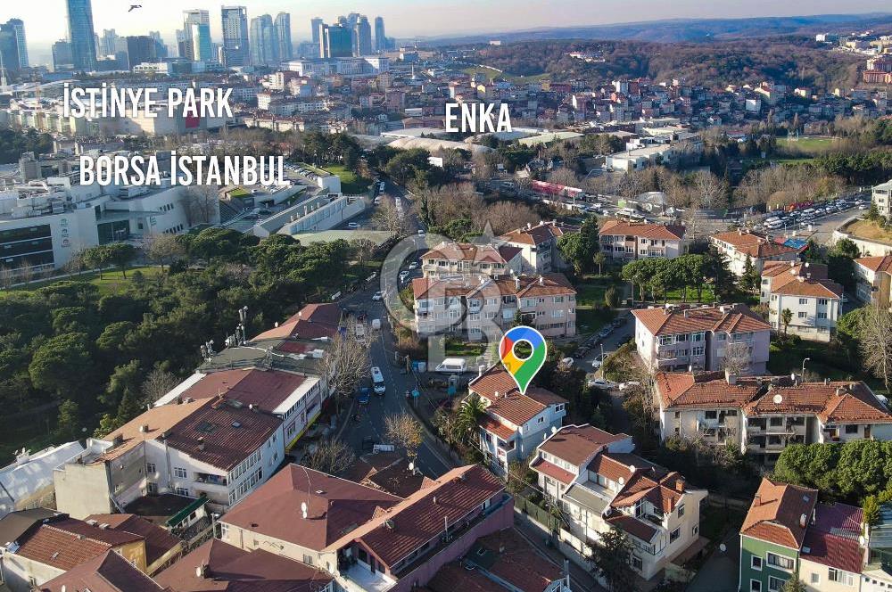 Emirgan Koruya çok yakın site içerisinde 3 katlı bahçeli otoparklı satılık villa