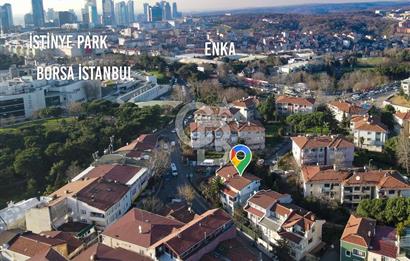 Emirgan Koruya çok yakın site içerisinde 3 katlı bahçeli otoparklı satılık villa