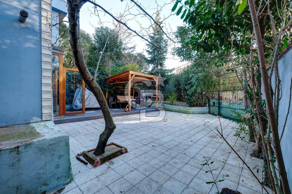 Emirgan Koruya çok yakın site içerisinde 3 katlı bahçeli otoparklı satılık villa