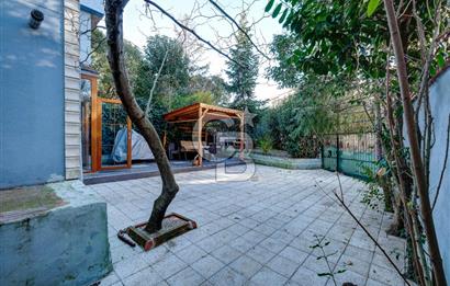 Emirgan Koruya çok yakın site içerisinde 3 katlı bahçeli otoparklı satılık villa