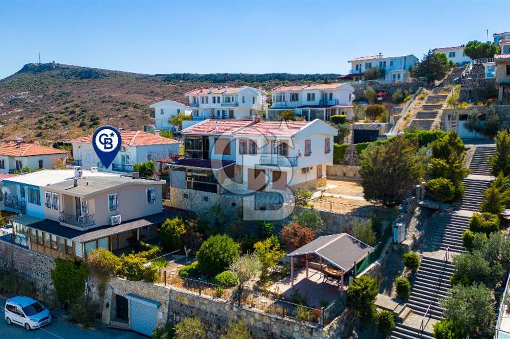 Foça Denizkent Sitesinde Satılık Dubleks Deniz Manzaralı Villa