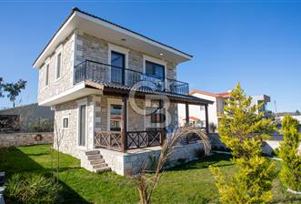 Foça Yenibağarası Mevkiinde Satılık Taş Dubleks 2+1 Villa