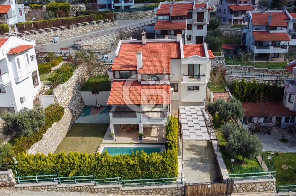 İzmir Villakent Sana Sitesi Satılık 5+2 Tadilatlı Villa