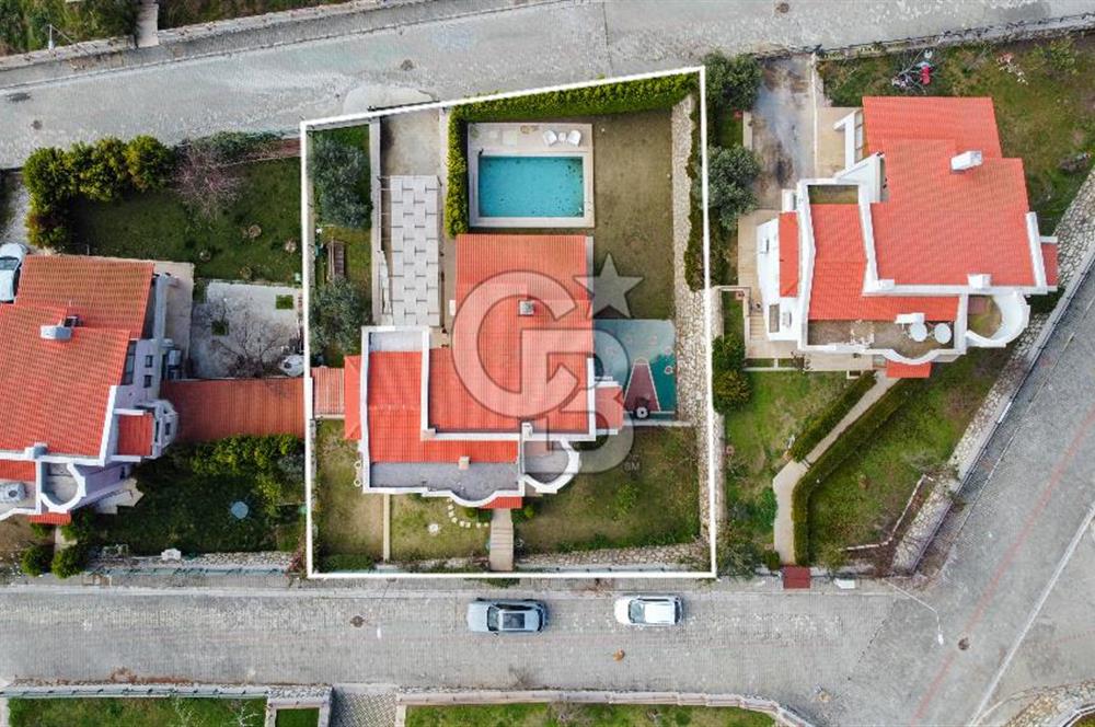 İzmir Villakent Sana Sitesi Satılık 5+2 Tadilatlı Villa