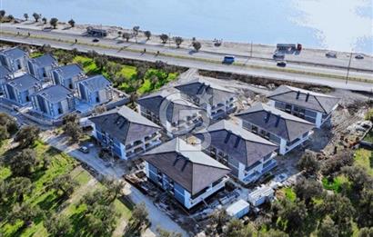 Ayvalık’ta Havuzlu Sitede Deniz Manzaralı Satılık 2+1 Daireler