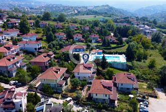 Başiskele Bahçecik'te AKABE Sitesinde Satılık 4+1 Tripleks Villa