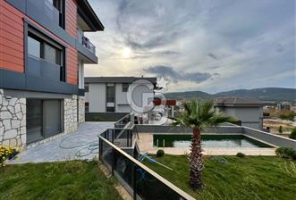 Güzelbahçe Kolejler Bölgesinde 4+2 Havuzlu Triplex Villa