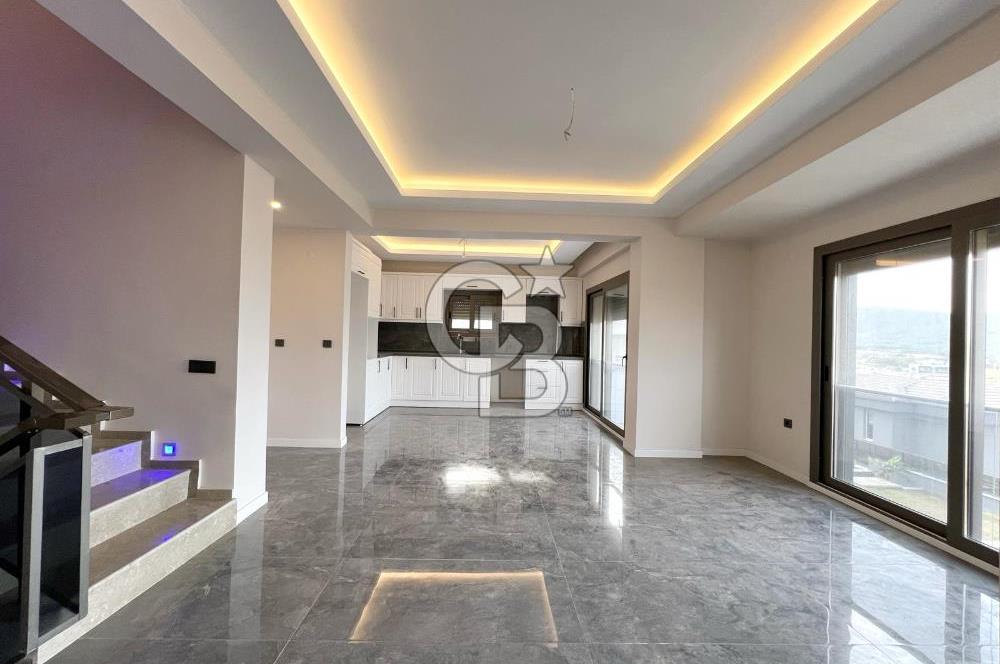 Güzelbahçe Kolejler Bölgesinde 4+2 Havuzlu Triplex Villa