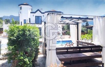 Girne Çatalköy'de Özel Havuzlu ve Peyzajlı Satılık 4+1 Villa