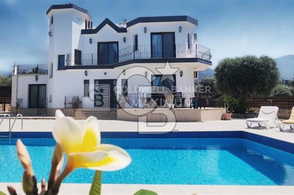 Girne Çatalköy'de Özel Havuzlu ve Peyzajlı Satılık 4+1 Villa