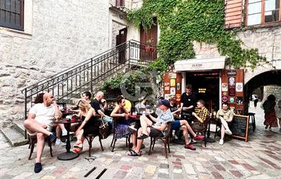 MONTENEGRO KOTOR’DA UNESCO TARİHİ OLD TOWN KALESİ İÇERİSİNDE CAFE & PUB & BAR