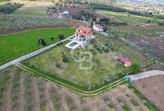 Kemalpaşa Ören'de 3040 m2 Arsa Alanına Sahip 7+1 Satılık Villa