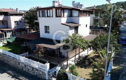 İzmir Urla'da Satılık Deniz ve Orman Manzaralı Bahçeli Site İçinde Villa