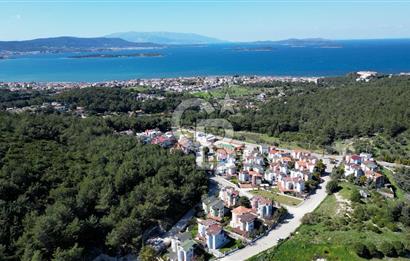 İzmir Urla'da Satılık Deniz ve Orman Manzaralı Bahçeli Site İçinde Villa