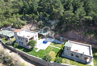 Asos Sazlı da Tamamı Satılık 4 Adet Havuzlu Taş Villa