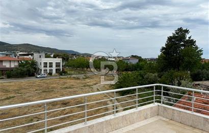Urla Atatürk Mahallesinde Denize Yakın Köşe Konumda Satılık Villa