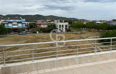 Urla Atatürk Mahallesinde Denize Yakın Köşe Konumda Satılık Villa