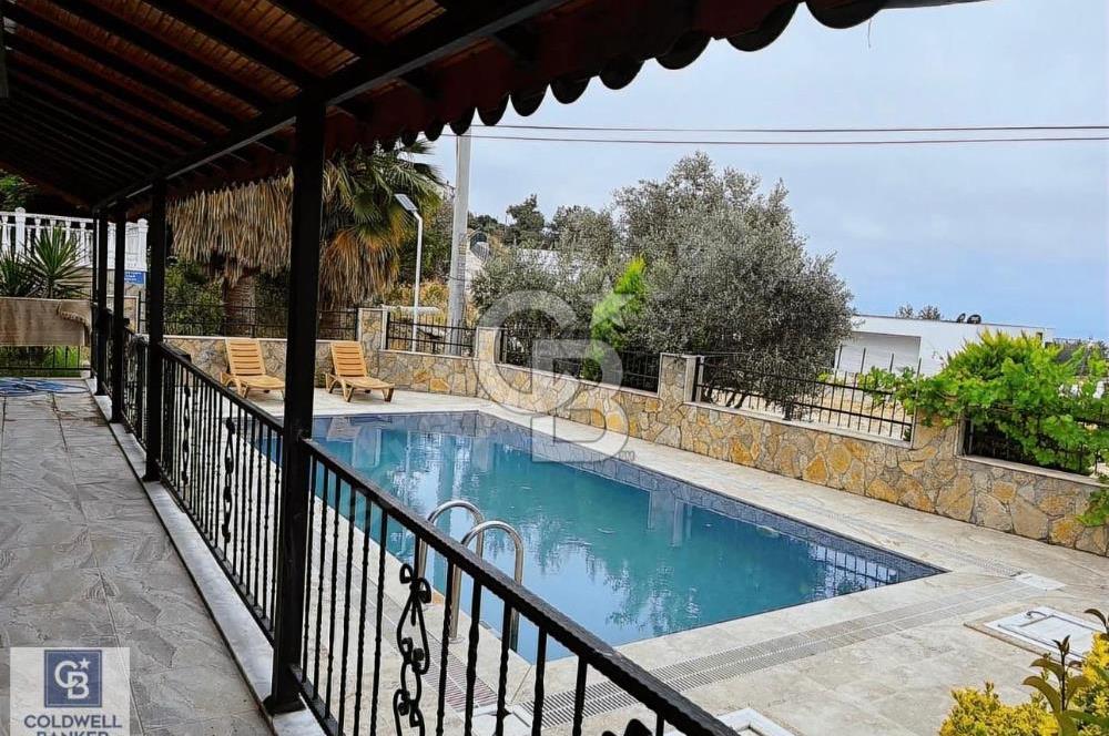 Kuşadası'nda deniz manzaralı lüks villa